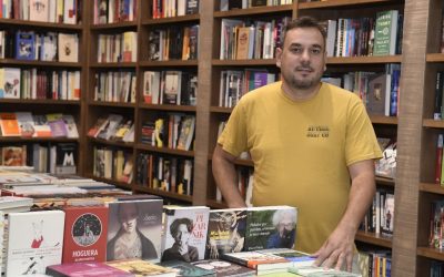 De chico vendía huevos, después libros en la feria y hoy comanda una editorial, una distribuidora y una librería