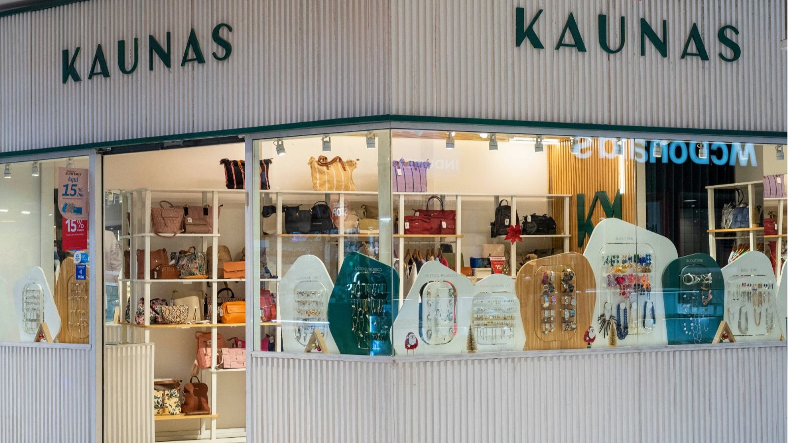 Se puso joya el interior (Kaunas abre la primera franquicia de la marca y eligió Mercedes)